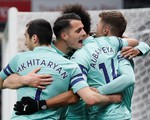 May mắn thắng 10 người Watford, Arsenal trở lại tốp 4