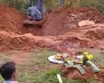 Xe xúc cào giếng lấp tìm thi thể một phụ nữ sau 2 tháng mất tích
