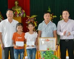 Khen thưởng người cứu hai em nhỏ bị sóng biển cuốn ở Quảng Bình