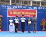 Nhận phần thưởng thay con, bà mẹ bán vé số 