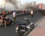 Xe máy bốc cháy ngùn ngụt trên cầu Bình Lợi