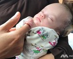 Em bé bị treo trên cây ở Việt Nam hồi phục kỳ diệu ở Bệnh viện Singapore