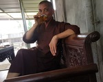 Trụ trì chùa Trung Hành phải sám hối vì dọa thả chó cắn phật tử và uống bia
