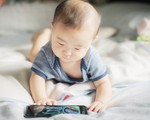 WHO lần đầu tiên khuyến cáo không cho trẻ dưới 1 tuổi xem điện thoại