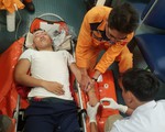 Tàu cá với 7 ngư dân trôi dạt 5 ngày trên biển được cứu thoát