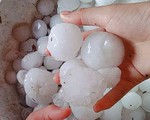 Dông lốc kèm mưa đá to bằng trứng gà, gần 1.000 nhà dân hư hỏng