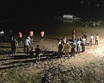 Chong đèn tìm 3 em học sinh mất tích trên sông