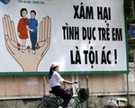 Hôn lên mặt, đầu… trẻ em đều bị xử dâm ô?