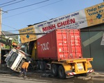 Xe container tông sập nhà dân lúc rạng sáng