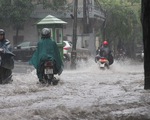 Mưa lớn tại Hà Nội, nhiều tuyến phố ngập sâu
