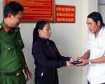 Chị bán vé số trả lại ví tiền nhặt được và từ chối nhận số tiền được tặng