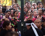 Nghệ sĩ, bạn hữu rơi lệ viếng Anh Vũ ở lễ tang đầy hoa trắng