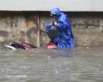 Mới mưa đầu mùa, nhiều đường ở TP.HCM đã ngập nặng