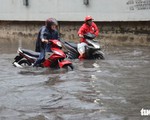 Người dân TP.HCM vật lộn trong mưa đầu mùa gây ngập nửa mét