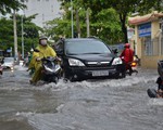 TP.HCM mưa lớn, có nơi ngập nửa bánh xe, khu biệt thự cao cấp như... miền Tây