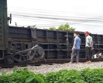 Tàu hỏa bất ngờ trật bánh, lật toa khi đang chạy