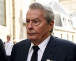 Alain Delon được trao Cành Cọ Vàng, bất chấp cáo buộc bạo lực với phụ nữ
