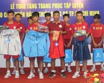Bóng đá trẻ TP.HCM được tài trợ giày và trang phục