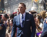 James Bond bị chấn thương