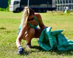 Du khách nước ngoài dọn sạch rác ở nơi diễn ra Câu chuyện hòa bình