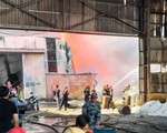 Công ty sản xuất nhựa hàng nghìn mét vuông bốc cháy ngùn ngụt