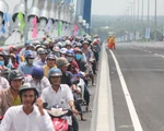 Hàng vạn người dân vui mừng lần đầu tiên đi qua cầu Vàm Cống