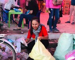 Nhóm bạn trẻ nhặt rác vào đề thi Văn lớp 11