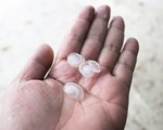 Mưa đá kèm dông lốc khiến hàng loạt nhà dân Nghệ An tốc mái