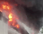 Cháy lớn ở Bình Dương, khói bốc cao trăm mét, công nhân ôm đồ ứng cứu