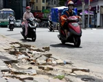 Vỉa hè TP.HCM nhiều chỗ tan nát, xấu xí do xe máy leo lề
