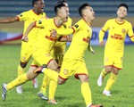 Sân Thiên Trường: Đương kim vô địch V-league phơi áo