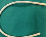Clip lấy ống nhựa cứng dài 30cm trong khung chậu nữ bệnh nhân