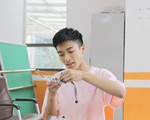 Học sinh lớp 11 chế tạo robot phát thuốc