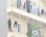 Nam công nhân treo cổ ở hành lang, vào phòng thấy thêm cô gái tử vong