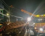 Xe ben đổ dốc cầu lao thẳng vào nhà dân