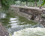 Bất ngờ khi nước sông Tô Lịch chuyển màu xanh