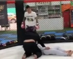 Môn đồ Vịnh Xuân bị võ sĩ MMA đo ván trong chớp mắt