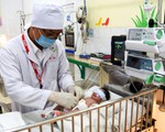 Phẫu thuật cứu bé trai sơ sinh bị dị tật hở thành bụng