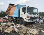 Bắt quả tang xe công ty xử lý rác đổ trộm chất thải