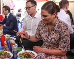 Công chúa kế vị Thụy Điển ăn bún bò vỉa hè, đội nón lá Việt Nam