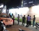 Người dân cấp cứu tài xế taxi nghi bị hành khách dùng dao tấn công