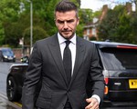 Beckham bị cấm lái xe 6 tháng vì vừa lái xe vừa điện thoại