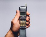 Bạn dám bỏ smartphone, xài nắp gập cùi bắp để nhận ngay ngàn đô?