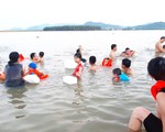 Dân Vinh đổ xô đưa con ra sông Lam tắm 