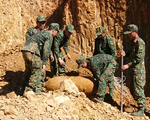 Xử lý quả bom Napalm của Mỹ nằm trong vườn nhà dân