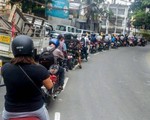 Xe máy xếp hàng dài tăm tắp không chen lấn, vượt làn, thật hay giả?