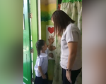 Cô giáo đón học sinh vào lớp theo cách 