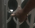 Sợ hãi khi thấy Đạt xuất hiện trước đồn với hai khẩu súng