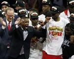 Raptors Toronto làm bóng rổ Mỹ... 