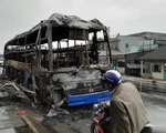 Xe khách cháy rụi trong đêm, hàng chục người may mắn thoát nạn